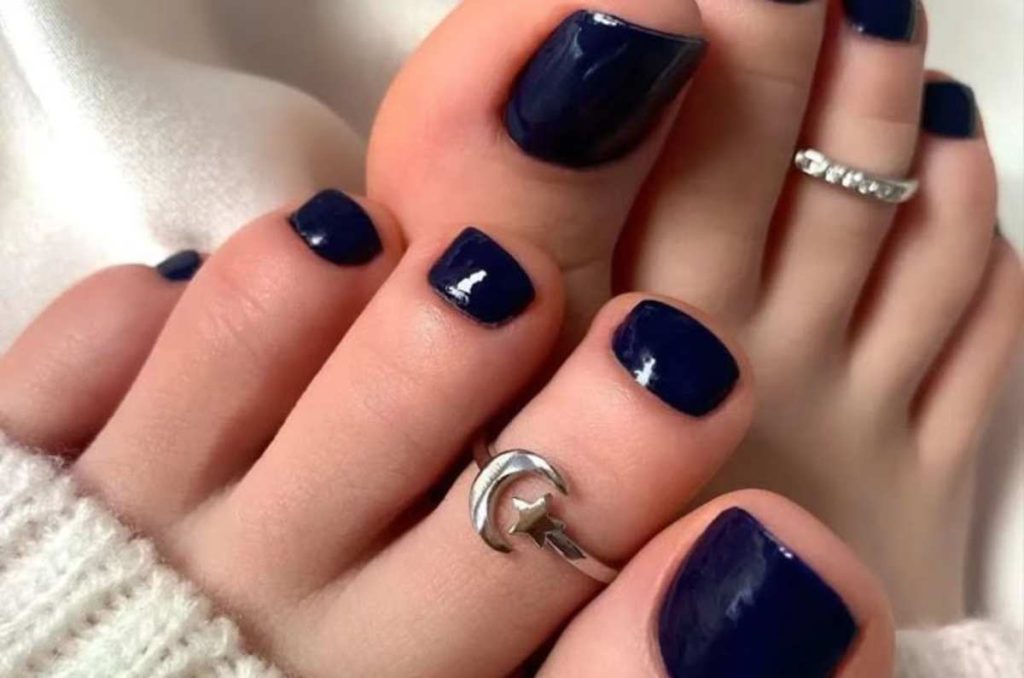 diseños de uñas para pies en tonos oscuros