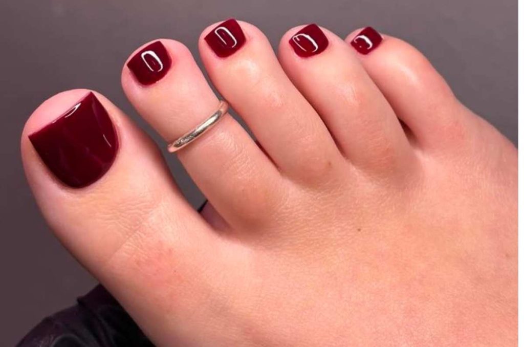 Diseños de uñas para pies en tonos oscuros, perfectos y elegantes para cualquier ocasión 1