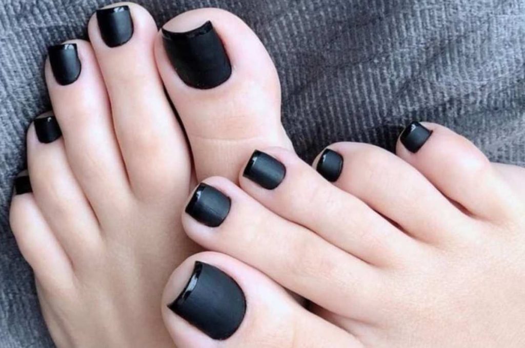 diseños de uñas para pies en tonos oscuros