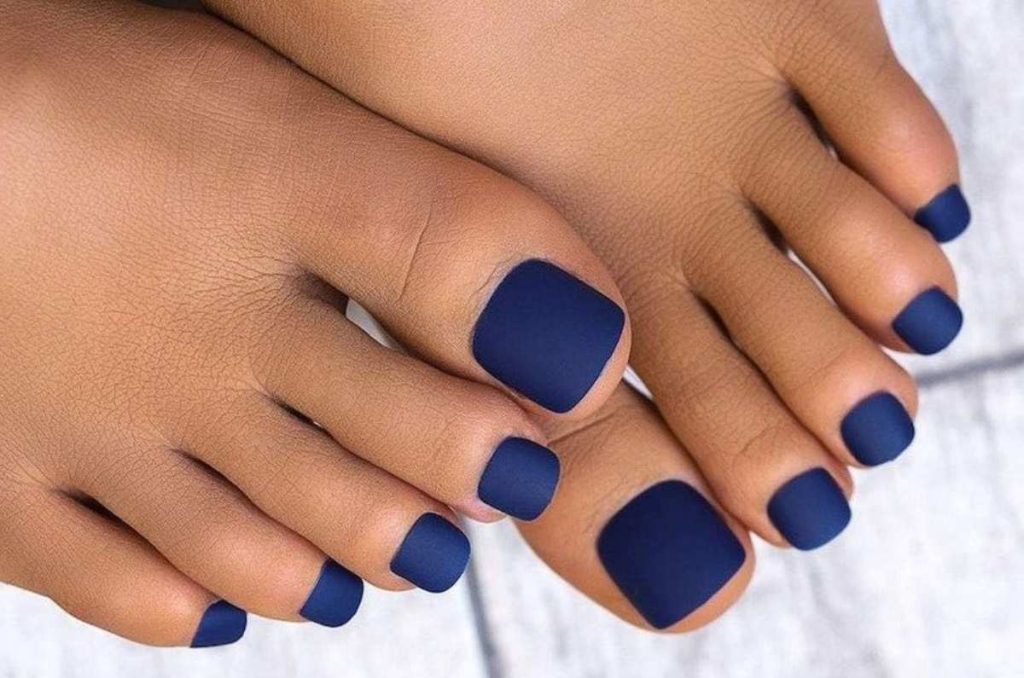 diseños de uñas para pies en tonos oscuros