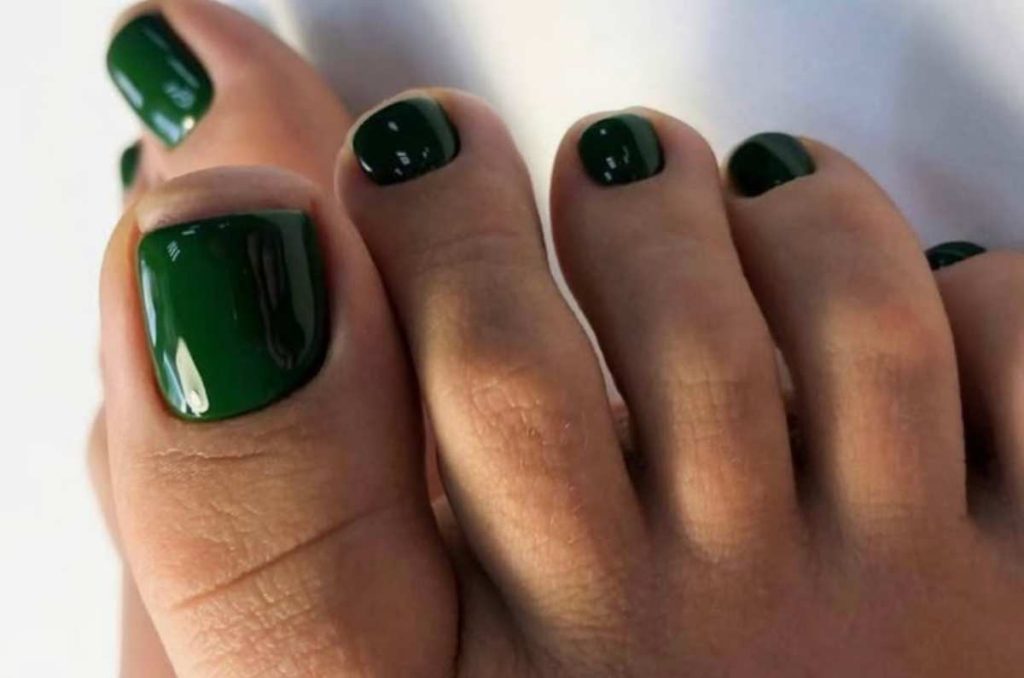 Diseños de uñas para pies en tonos oscuros, perfectos y elegantes para cualquier ocasión 3