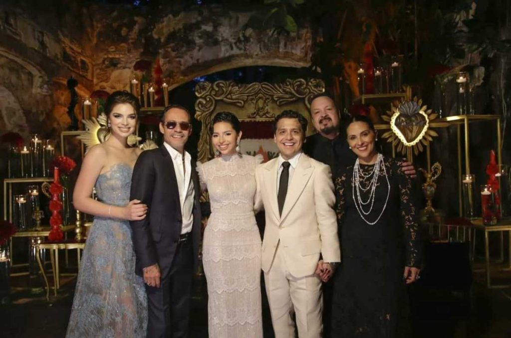 Nadia Ferreira, la mejor amiga de Ángela Aguilar, en su boda con Nodal