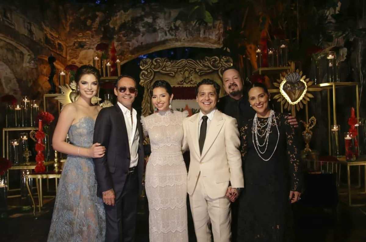 Belinda y la mejor amiga de Ángela Aguilar se toman foto abrazadas y el internet no puede con la traición