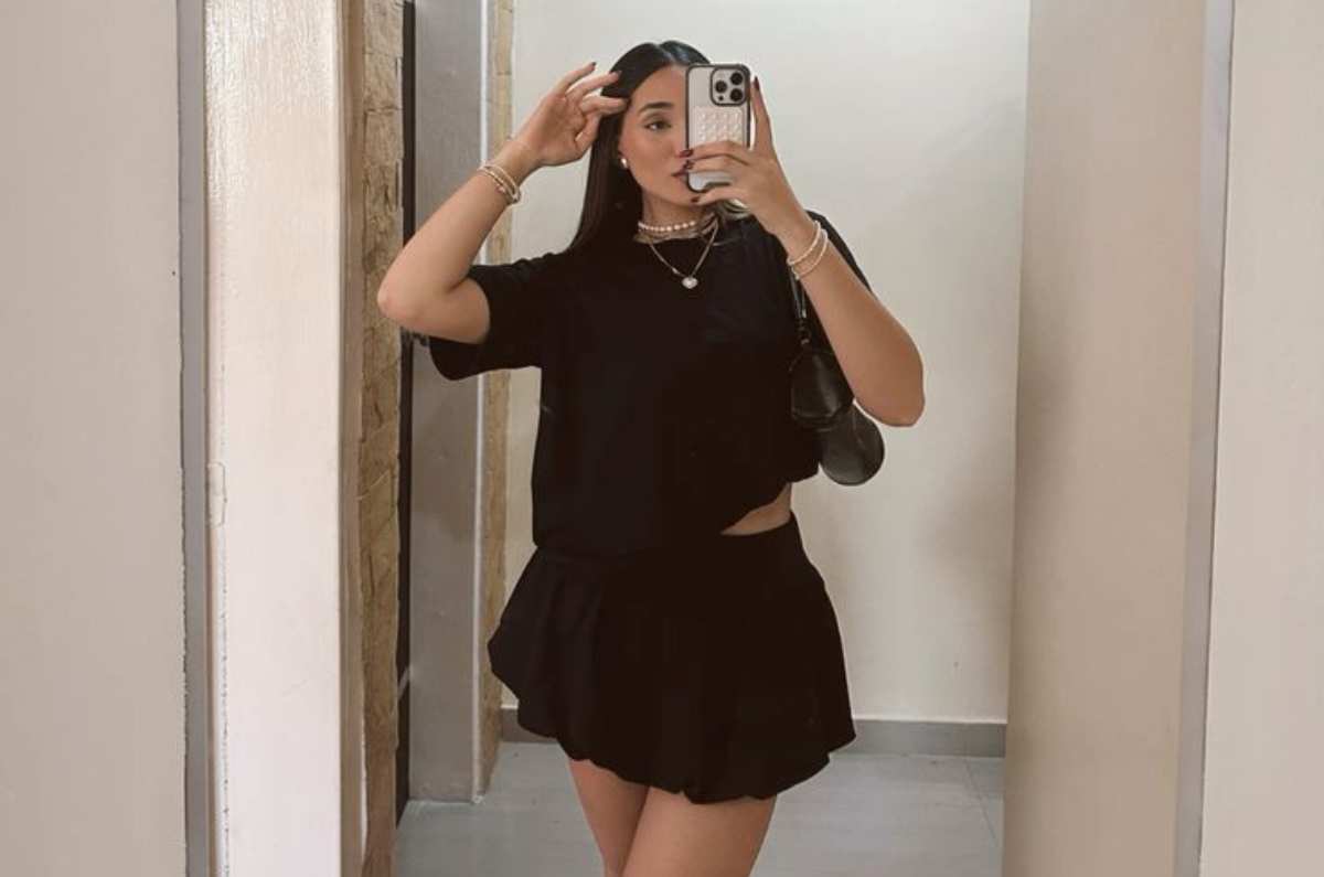 5 outfits con falda negra para lucir chic durante los días de calor