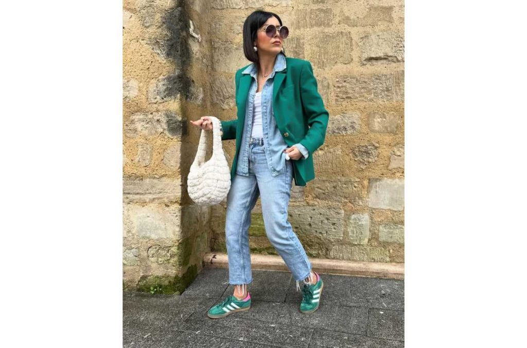 outfits casuales con tenis de colores y blazer