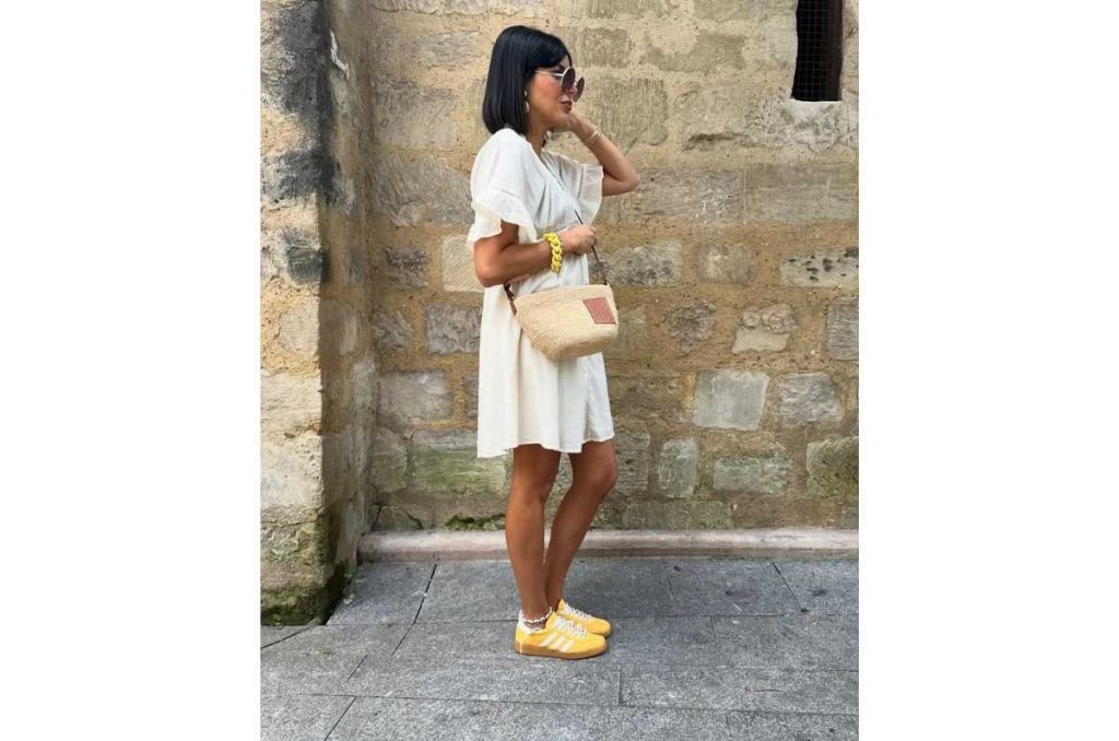 Outfits casuales con tenis amarillos y vestido