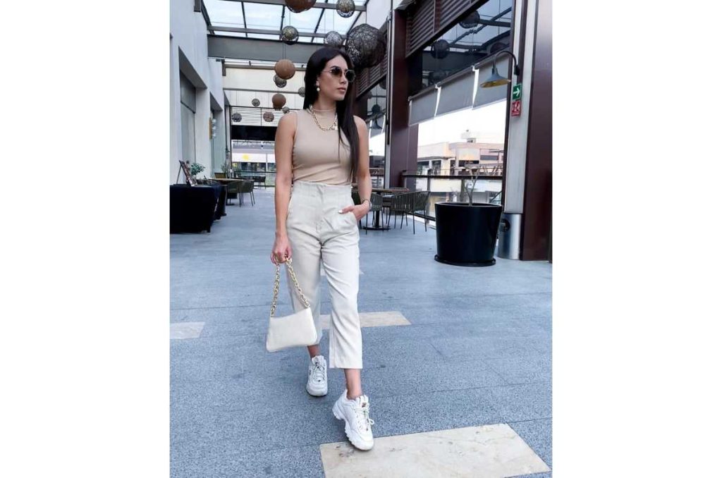 Outfits profesionales: look monoromático