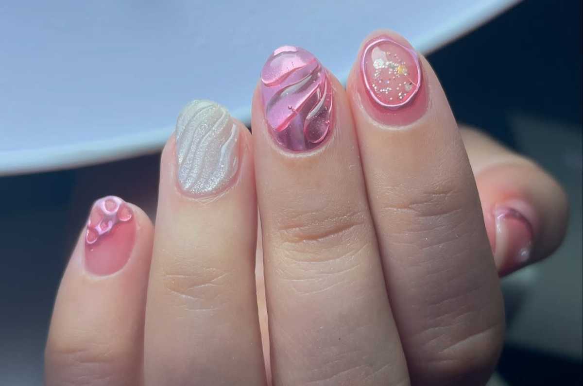 5 diseños de uñas elegantes con relieve para uñas cortas  