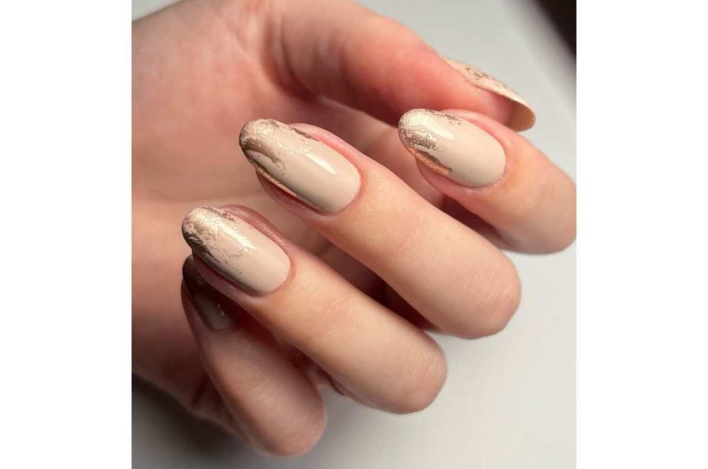 unas elegantes doradas con foil
