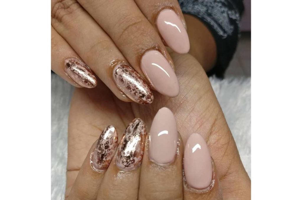 uñas doradas elegantes con acento