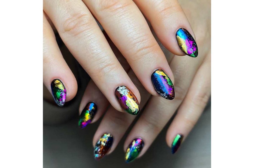 Diseño abstracto de uñas elegantes con dorado