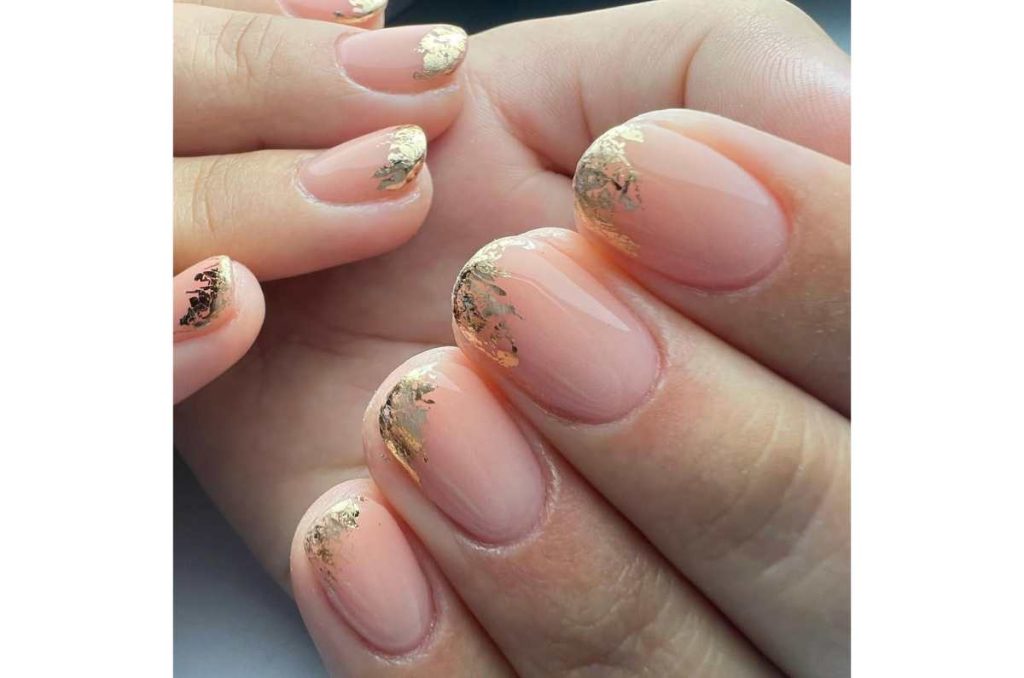 Uñas elegantes con francés dorado