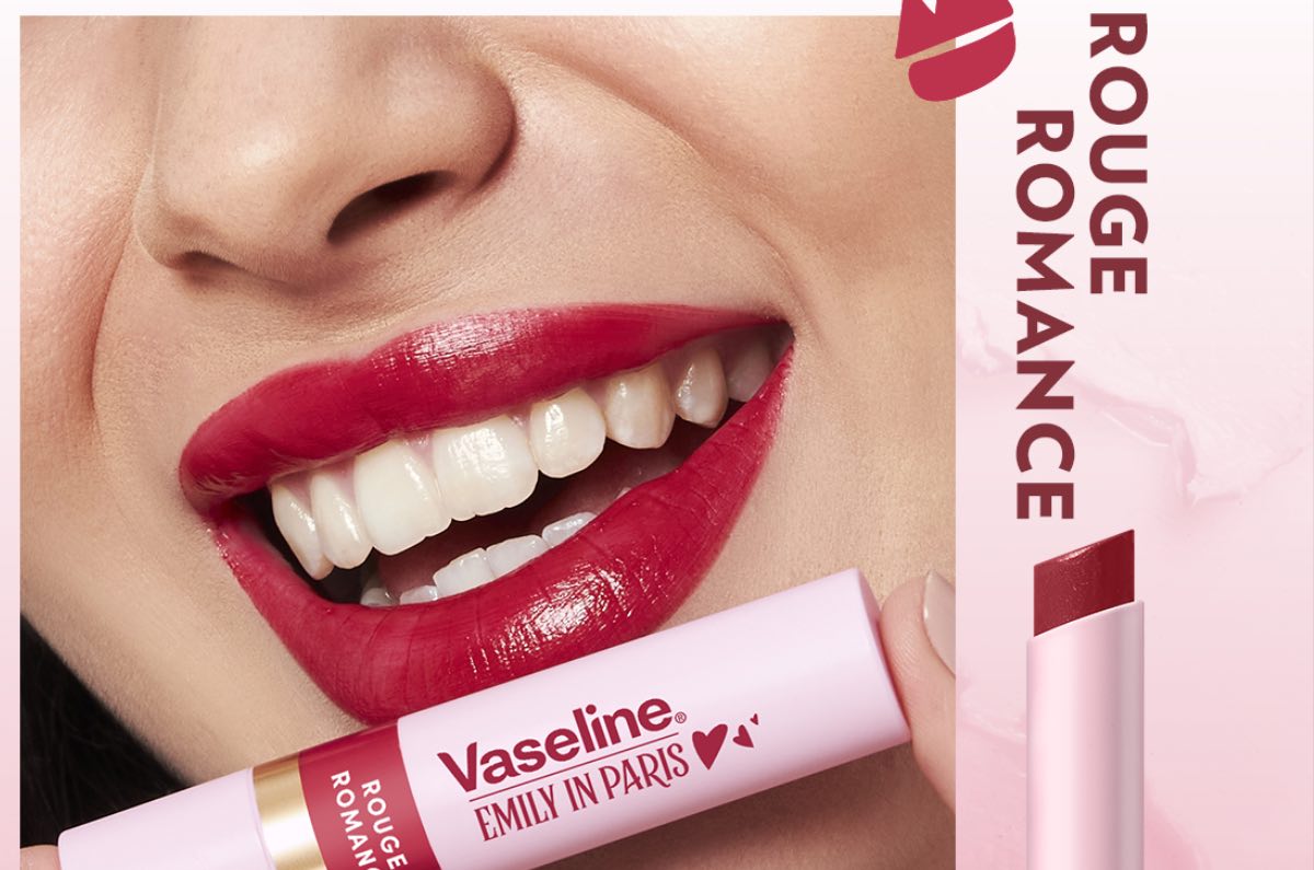 Labios frescos y ultra suaves con la nueva colección Vaseline Emily en París
