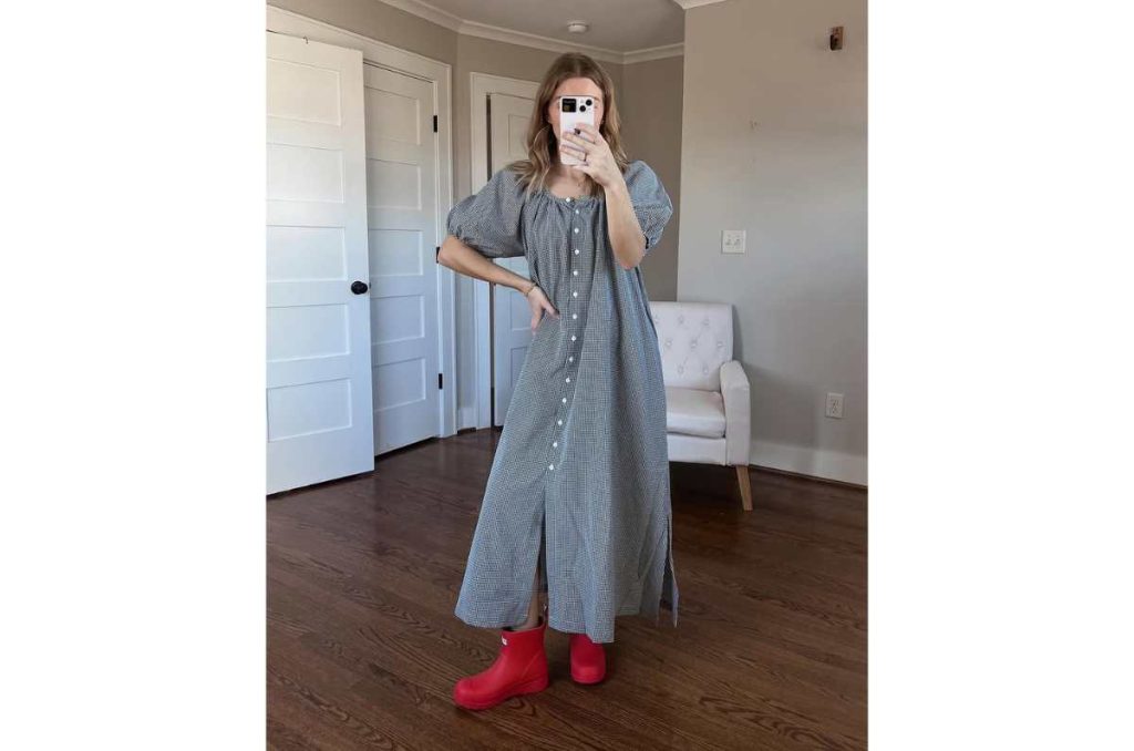 vestido largo con botas de lluvia