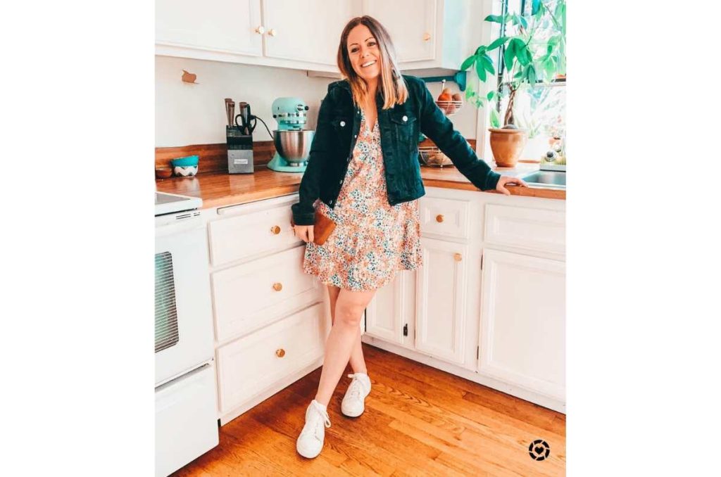 Outfits con vestido y tenis y chamarra de mezclilla
