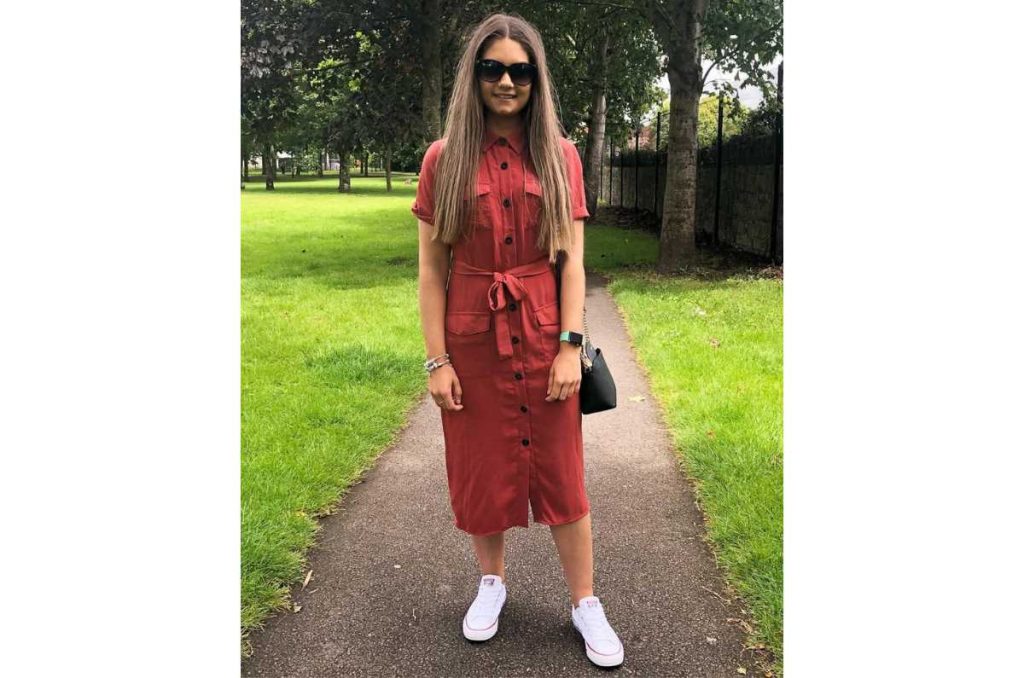 Outfit de vestido midi camisero con tenis