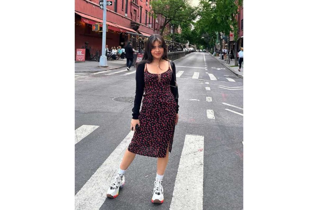 Vestido midi con tenis chunky