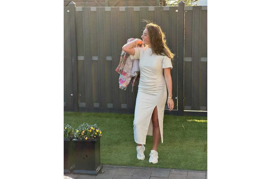 Vestido midi liso con tenis