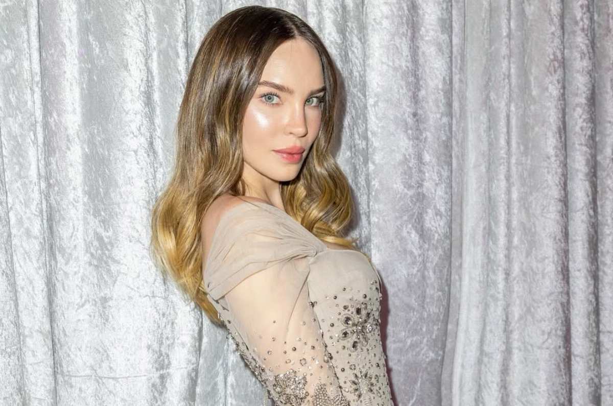 Belinda rompe las reglas y usa un escotado vestido negro en el Festival de Cannes