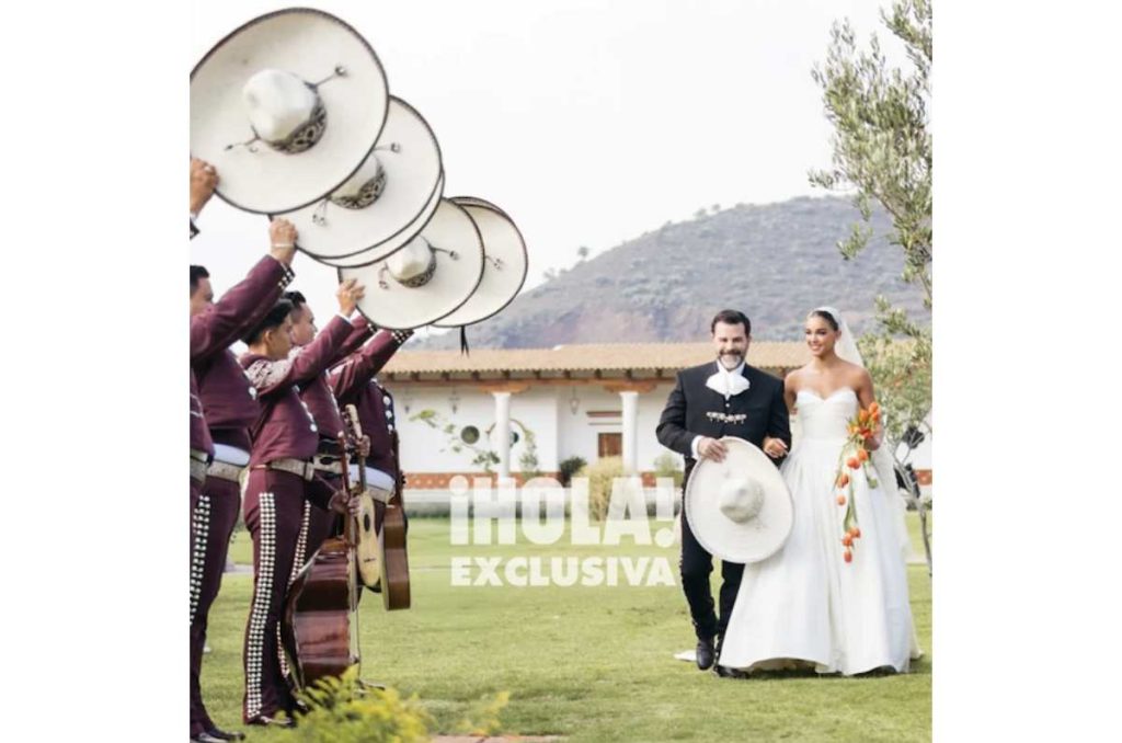 Ale Capetillo entregada por su papá el día de su boda