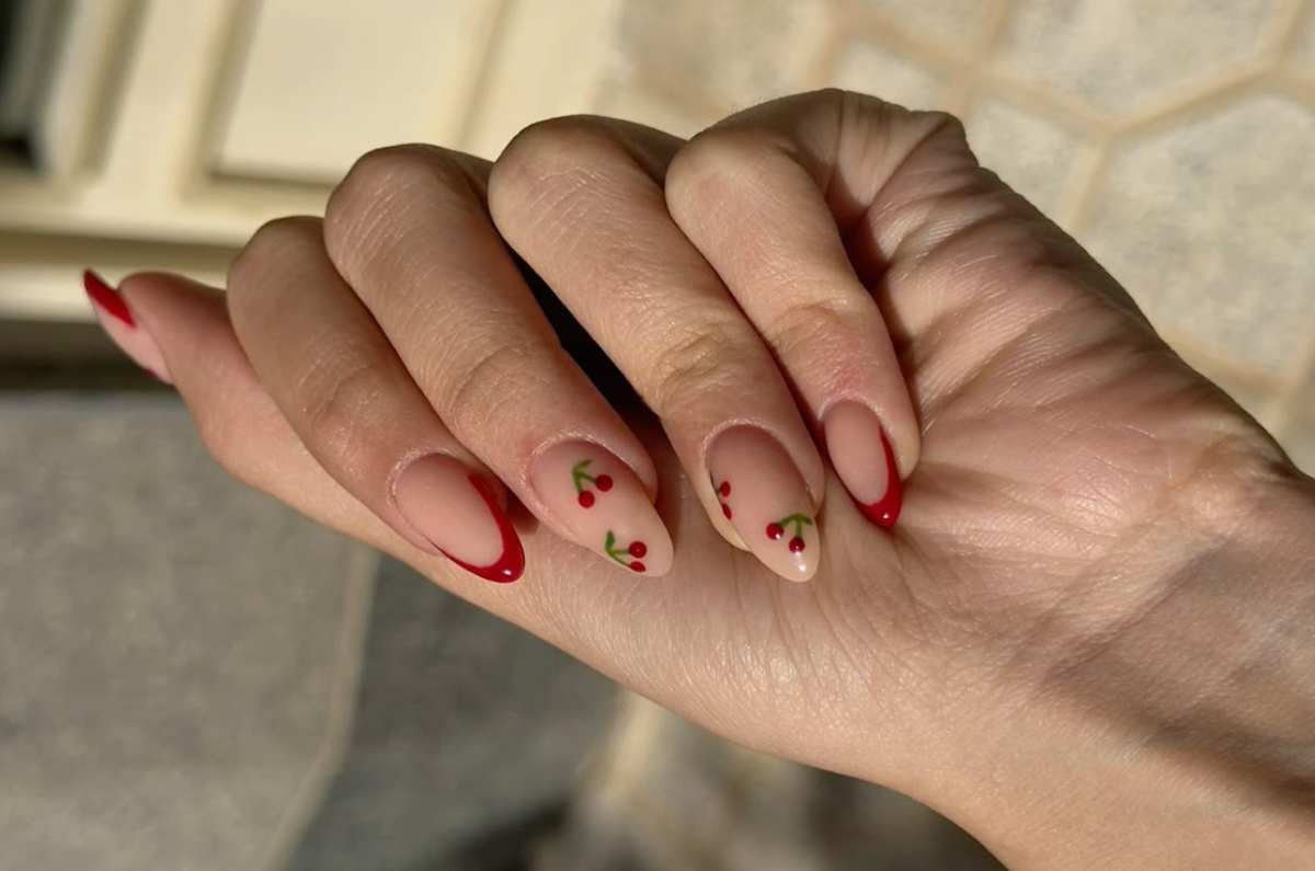 Uñas con cerezas, el diseño más bonito y femenino del verano 2025