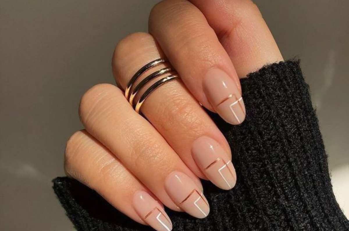 Uñas nude con figuras geométricas