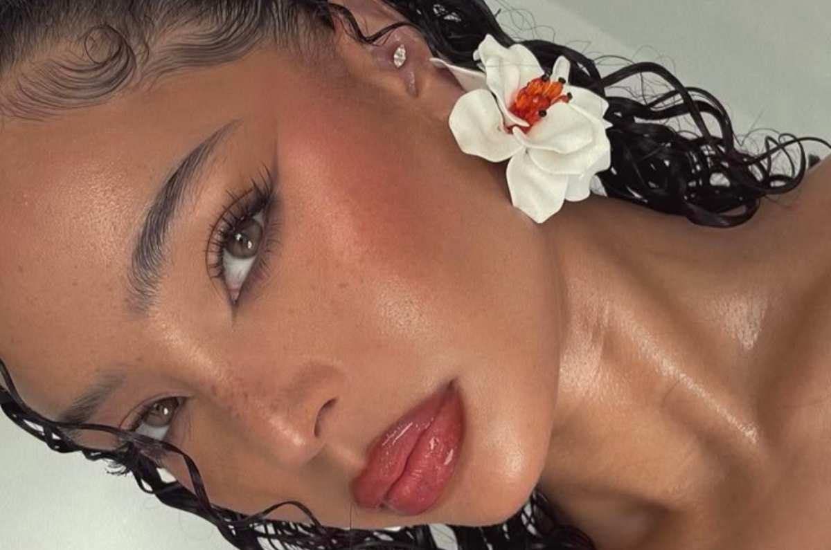 «Island girl», la tendencia de maquillaje para una piel glowy en la playa