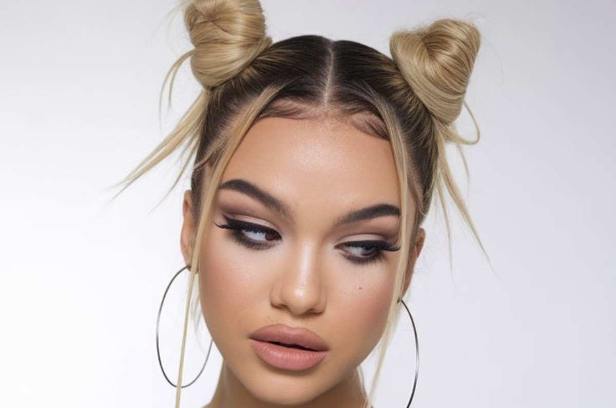 5 peinados para el calor con space buns, el estilo de cabello retro que amarás este verano 2025