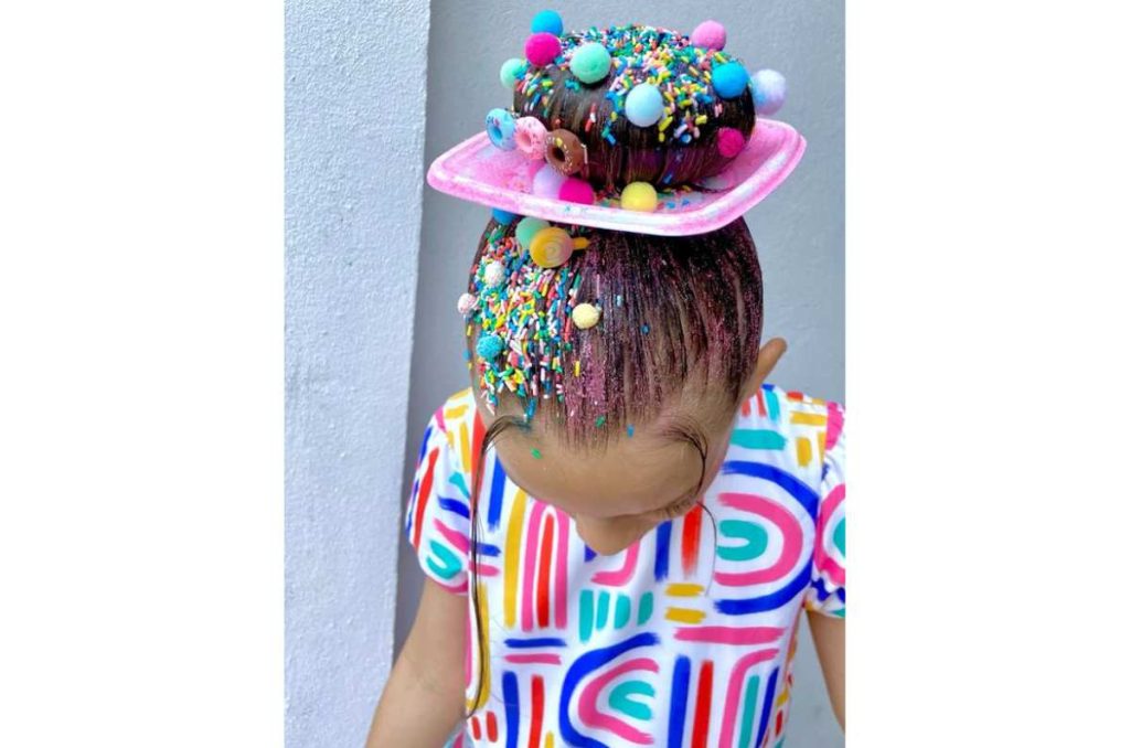 5 peinados locos para niñas con cabello largo, perfectos para días de escuela divertidos 4