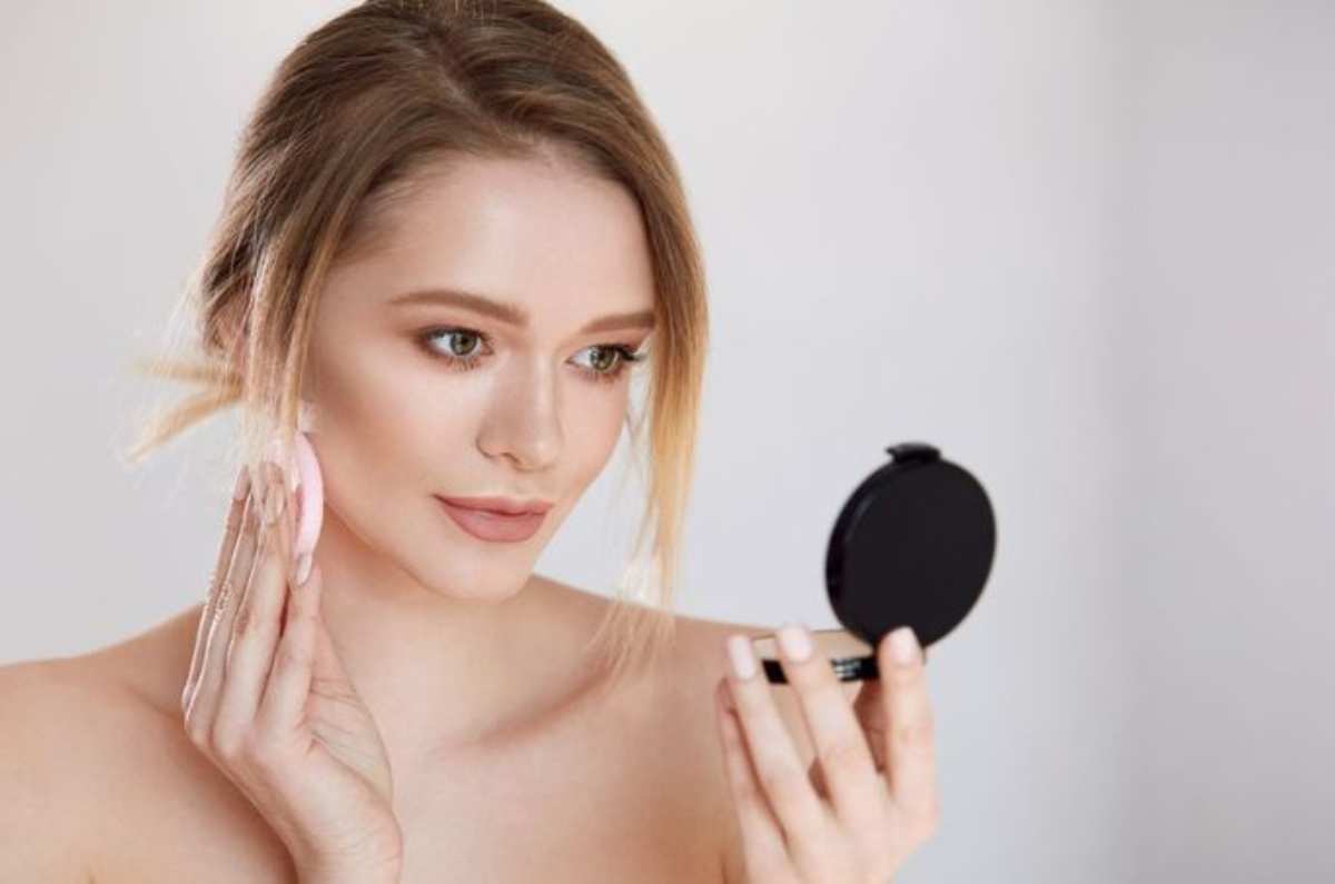 El polvo compacto de $175.00 con calidad de Chanel y que evita el rostro brillos