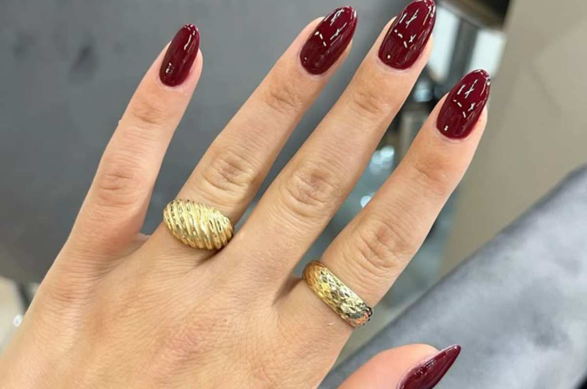 Uñas almendradas color cherry, el tono seductor del 2025