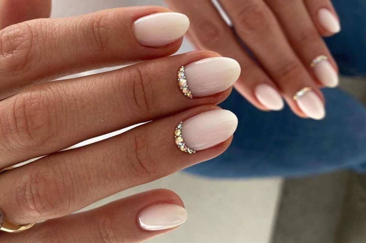 6 uñas para graduación color blanco, sencillas y elegantes para estilizar tus manos