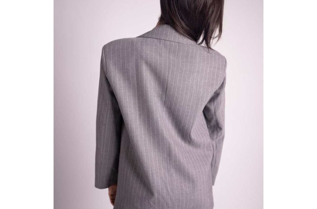 Blazer estructurado con jeans