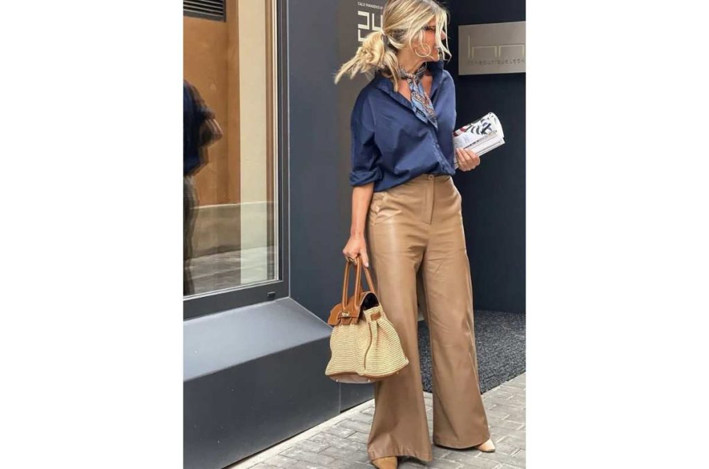 Pantalones beige con azul marino
