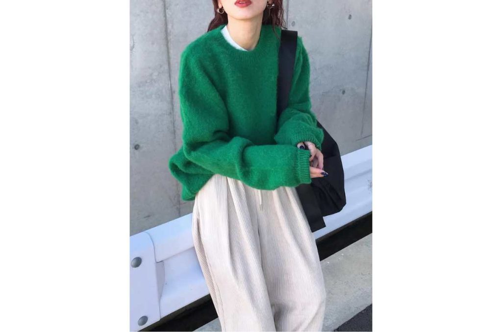 Pantalones beige con verde