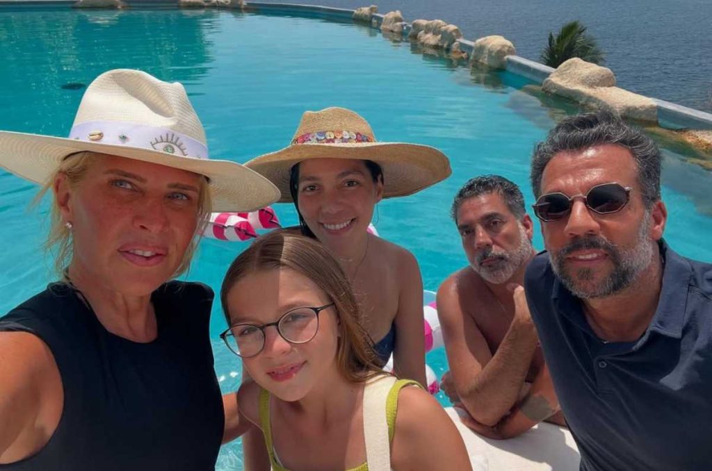 Frida Sofía con su familia paterna