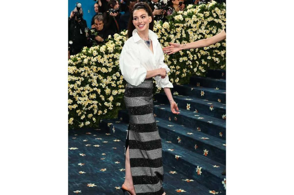 Look Anne Hathaway camisa blanca Carolina Herrera