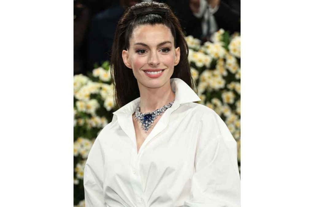 Anna Hathaway camisa blanca del Met Gala 2025