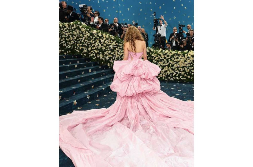 Vestido Shakira Met Gala cola