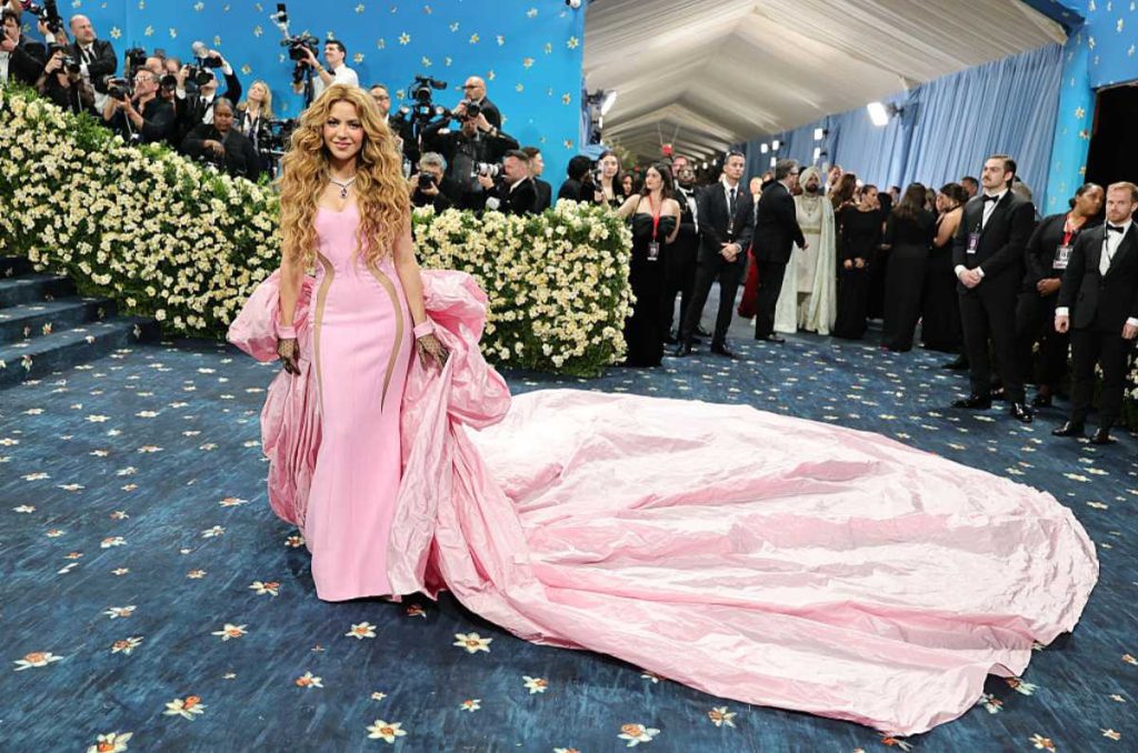 Met Gala Shakira 2025, vestido rosa con transparencias