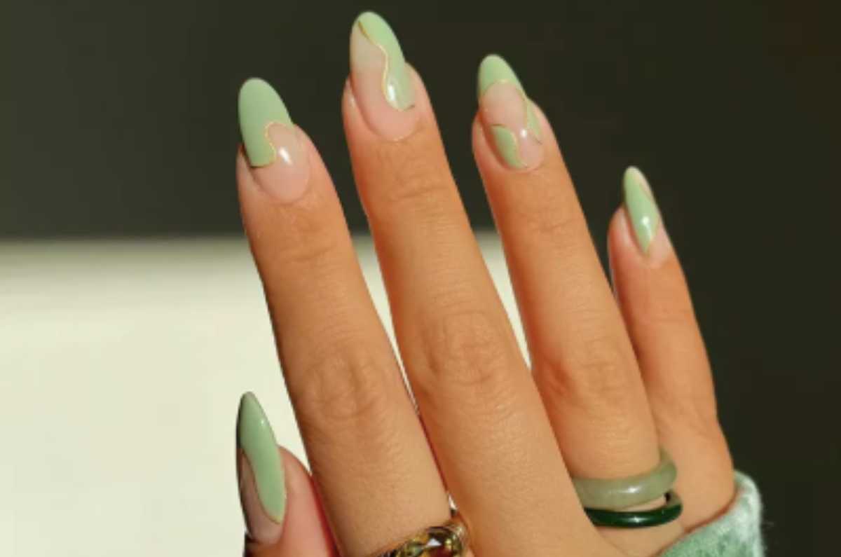 Milky matcha latte: el color de uñas en tendencia perfecto para la oficina