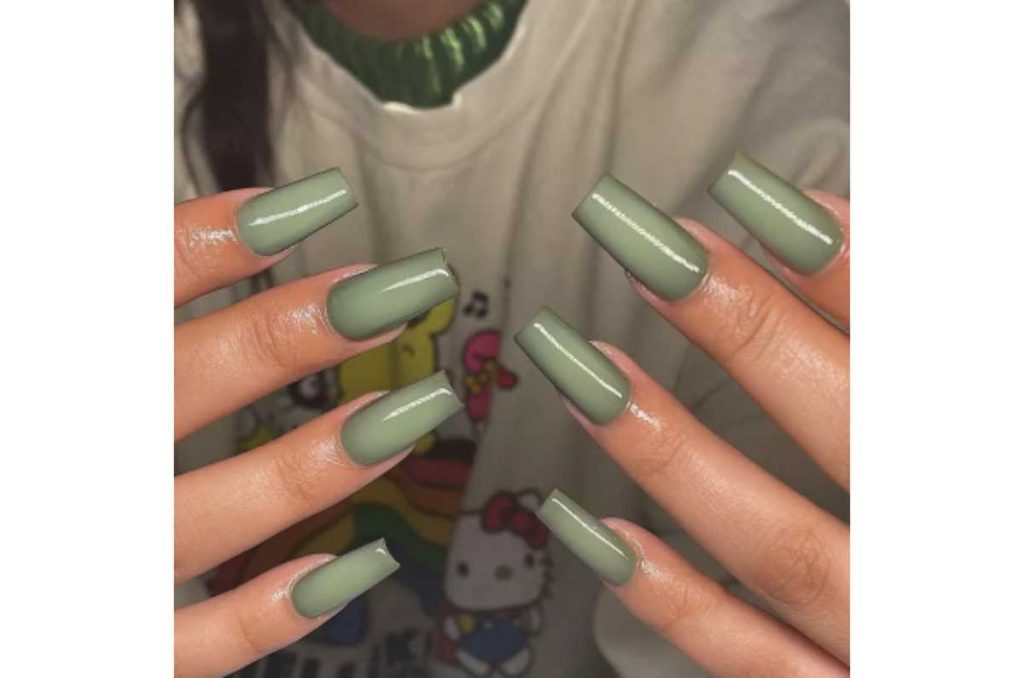 Uñas milky matcha latte ombré