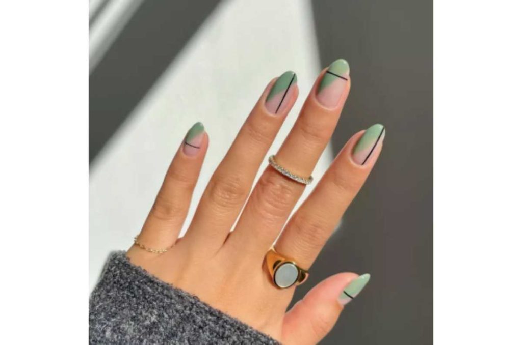 Uñas milky matcha latte con nail art