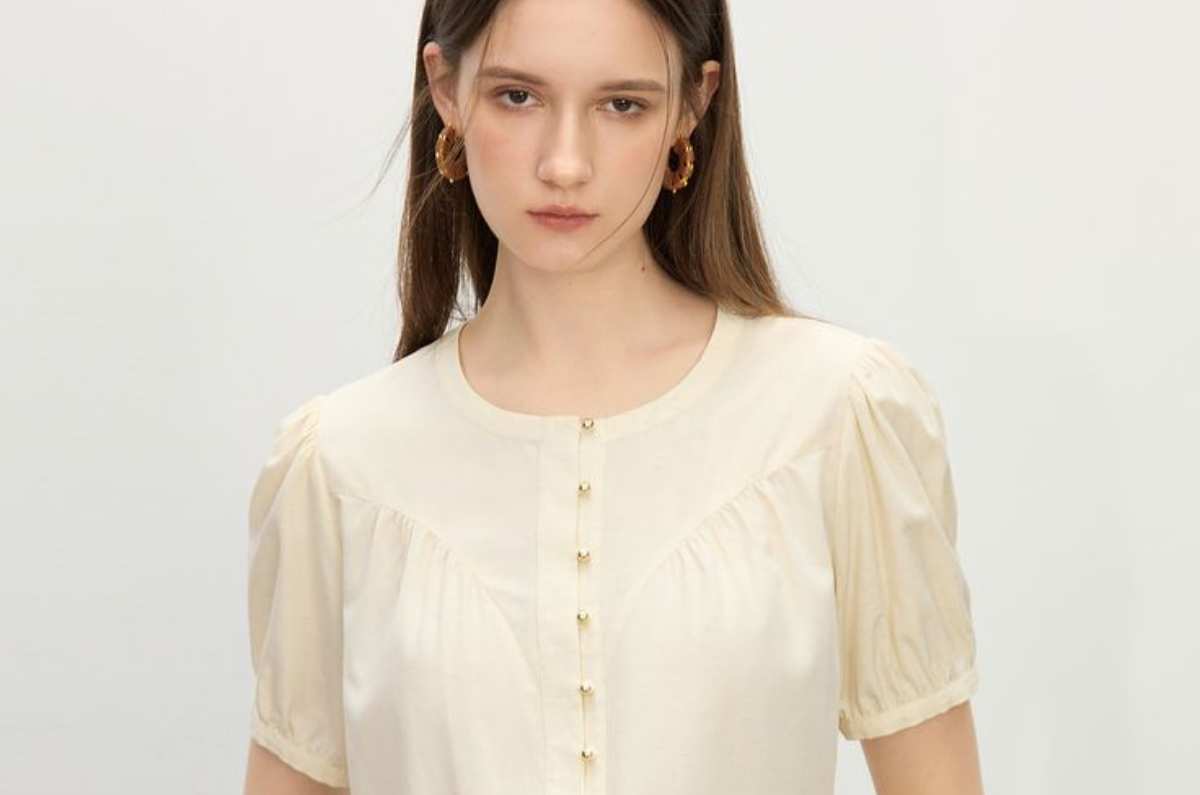 Cómo combinar blusas con cuello redondo para levantar el busto