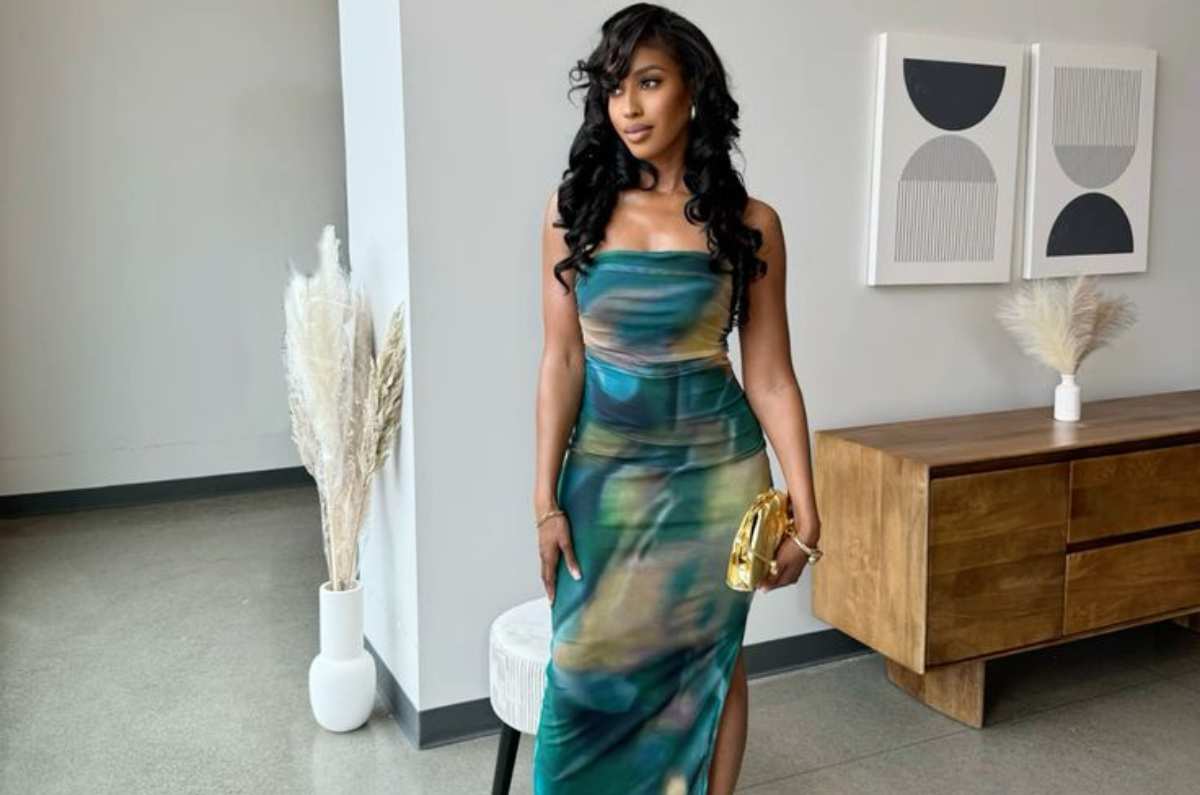 Cómo combinar vestidos largos strapless con sandalias de tacón para días casuales