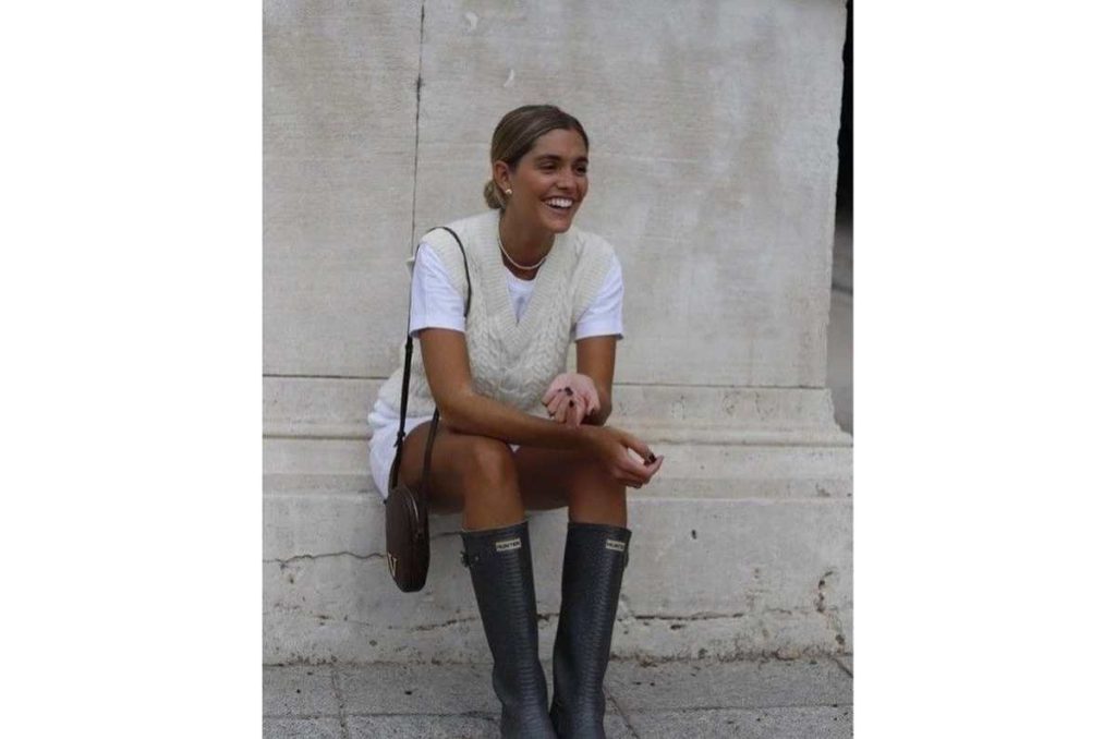 Outfits para la lluvia con vestido y chaleco