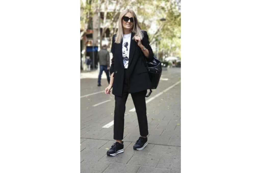 Look total negro con tenis