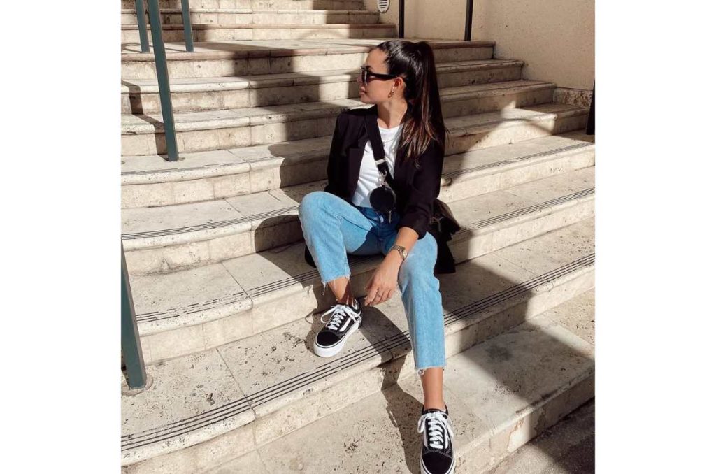 outfit casual con tenis negros y jeans rectos