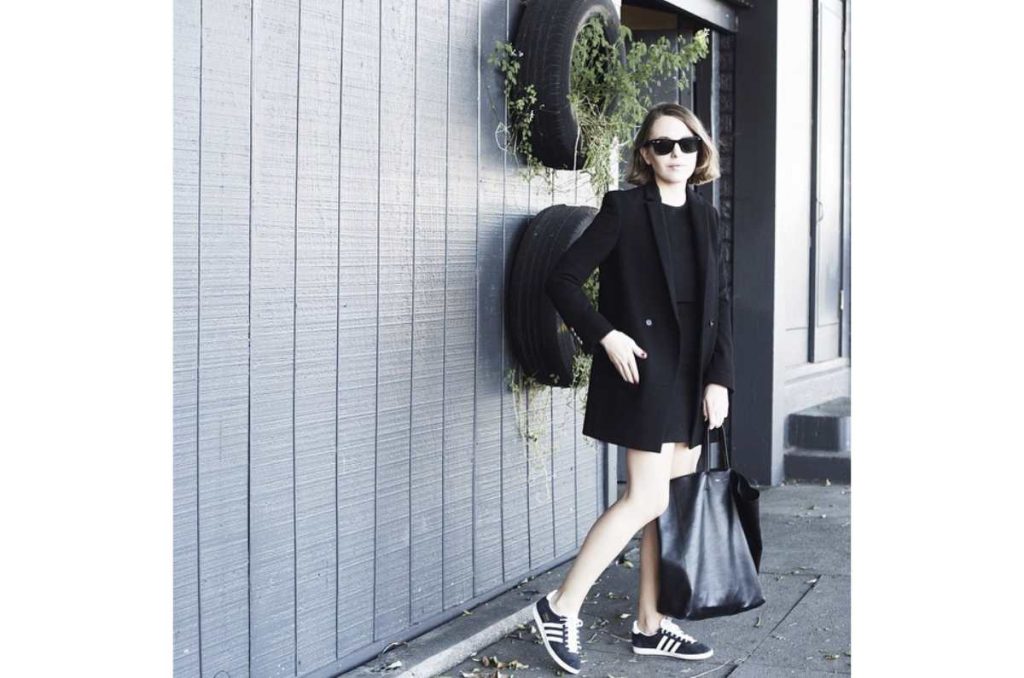 look monocromático con tenis negros