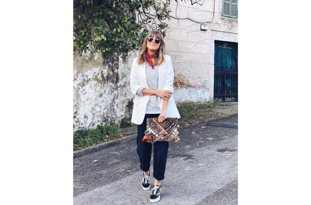 Outfits casuales con tenis negros y blazer blanco
